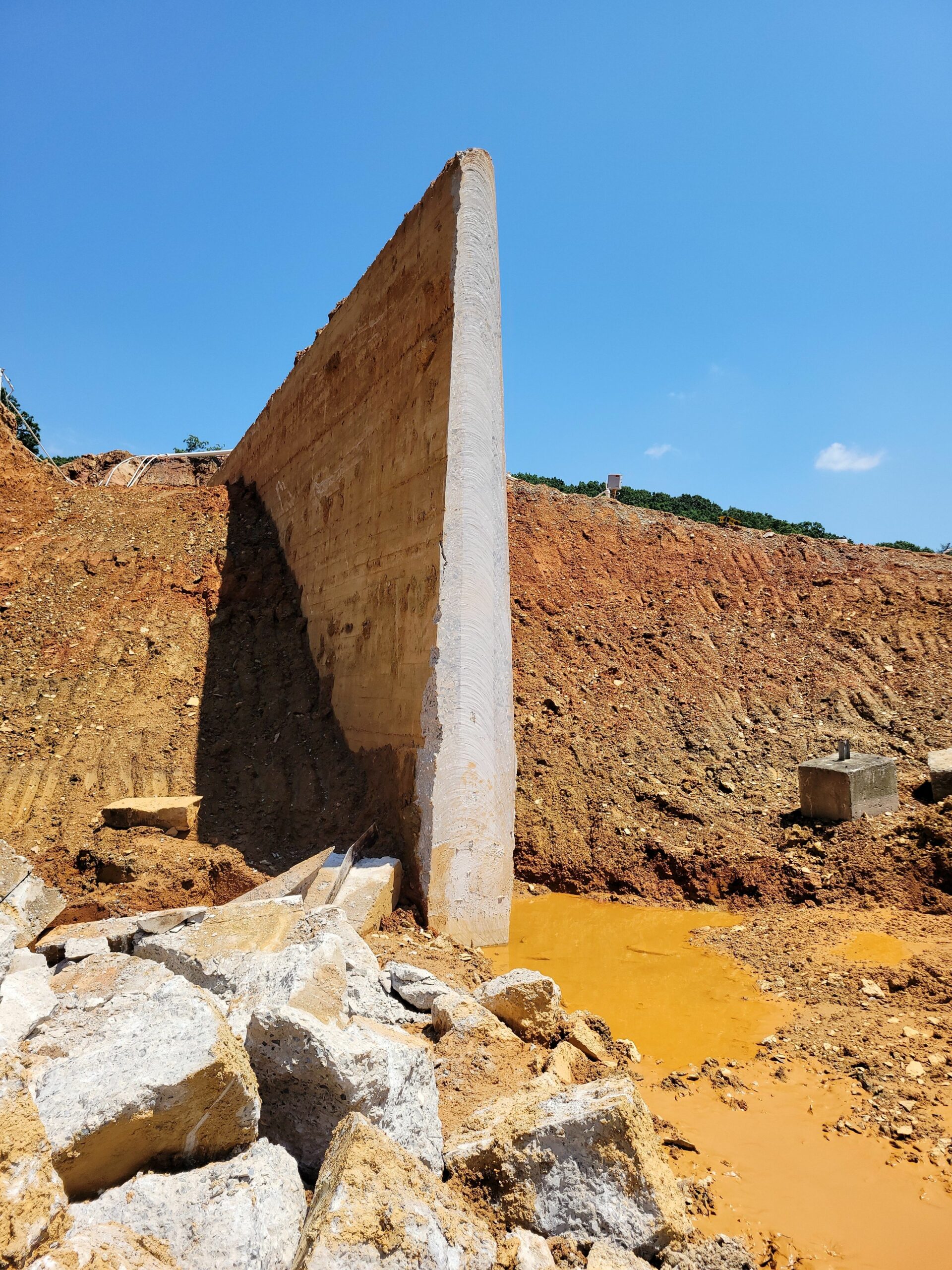 Lake Williams Dam’s original core wall constructed in 1911 has been exposed and cut with a diamond-tipped cable saw in preparation for incorporation into the new dam construction project.