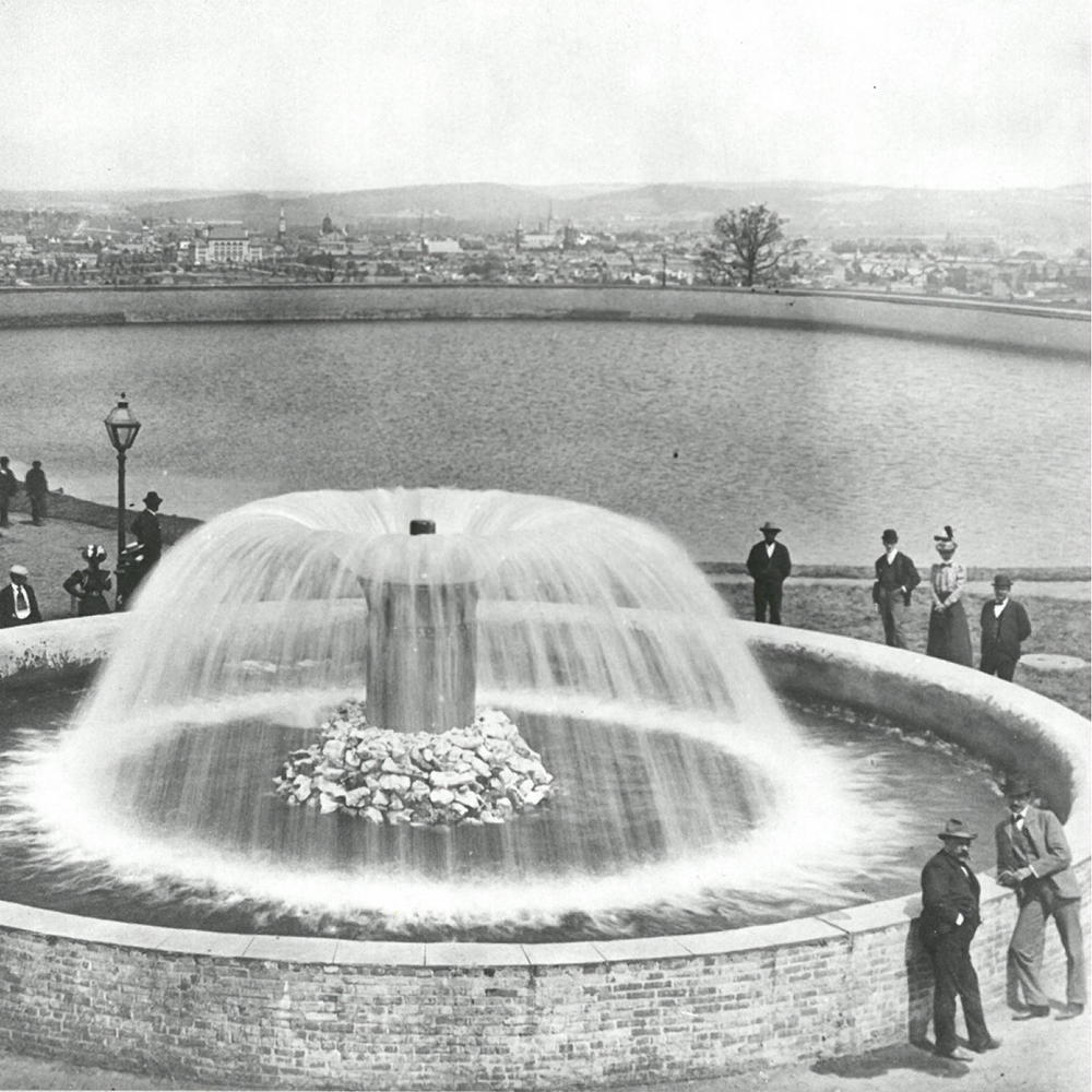 An old photo from 1903 of Reservoir Park with a fountain,