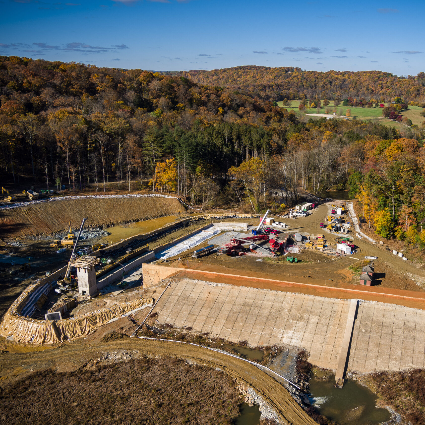 A drone shot of the Lake Williams Dam construction site.